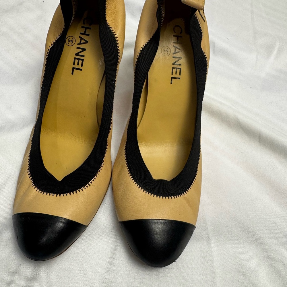 CHANEL Two-Tone Beige and Black Pumps 💯 Authentic guaranteed - Picture 5 of 9